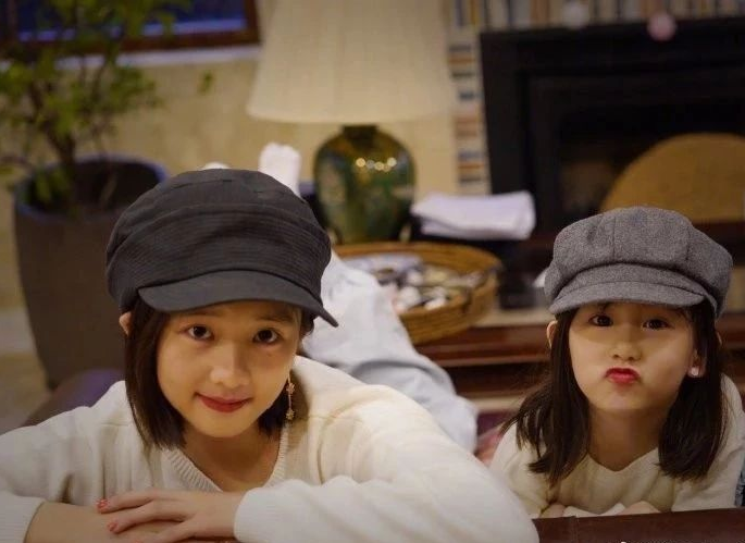 黃磊曬出兒時黑白女裝照，紮起兩個小辮穿碎花衣，簡直是多妹翻版