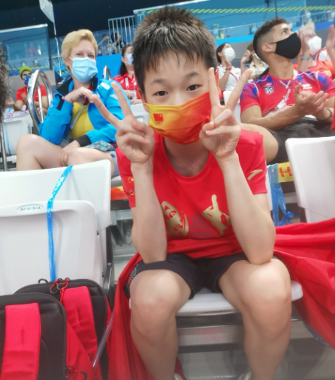 全红婵解封后拍搞笑视频，粉色帽子+工装裤抢镜，网友：谢哥飘了