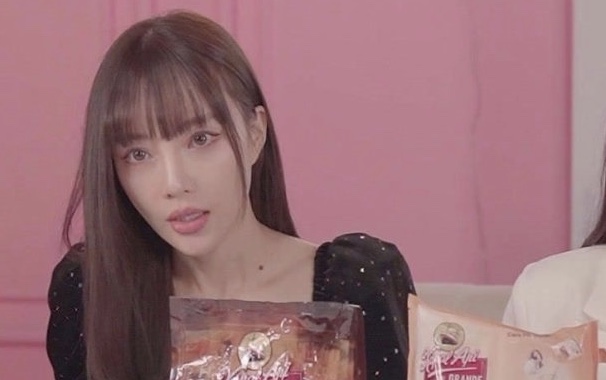 李小璐贾乃亮情侣服露面，助理李桃道真相，甜馨值得拥有幸福童年