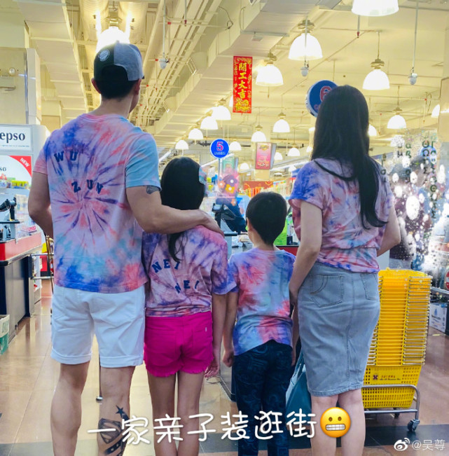 吴尊10岁女儿做亲子装，neinei戴眼镜认真染色，一家人逛街超拉风