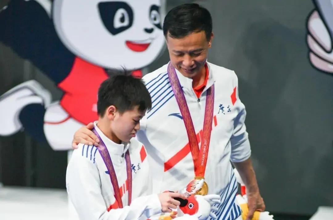 全红婵为什么会驼背？幕后原因让人泪目，练抱膝被绑在器械上转圈