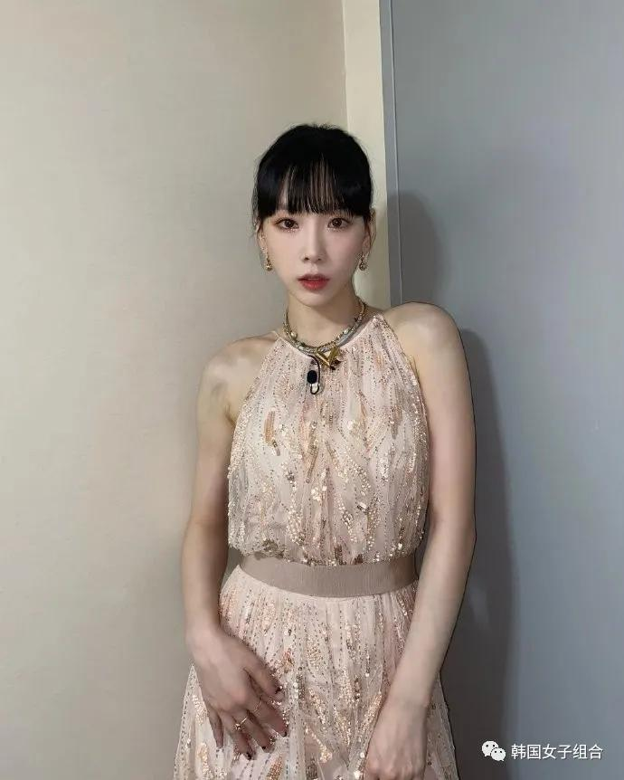 这位女团爱豆的服装造型,美到让人发抖,这美貌必须颁个大奖吧
