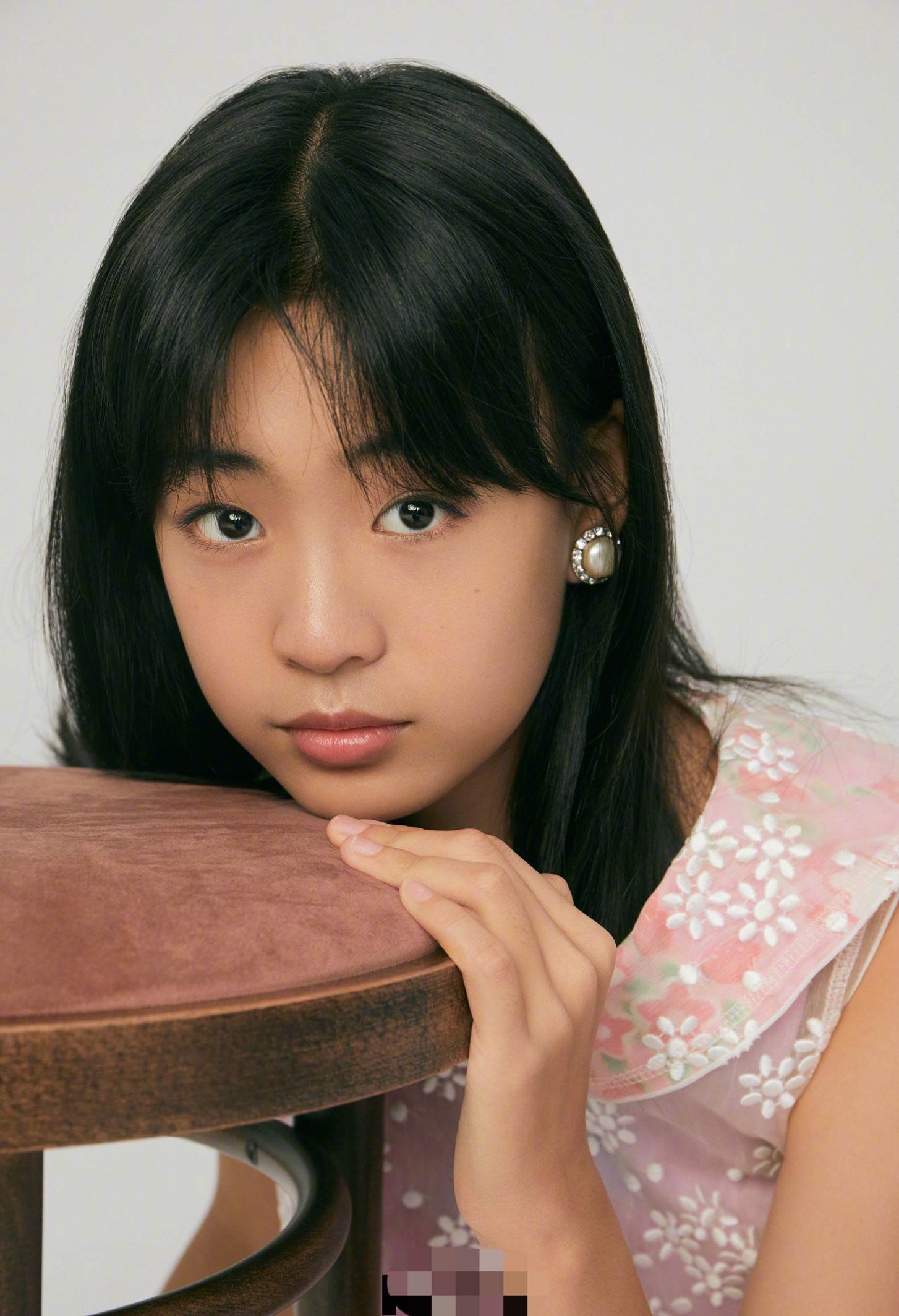 佟大为13岁女儿惊艳亮相，穿蕾丝裙颜值颇高，获赞迷你版王祖贤