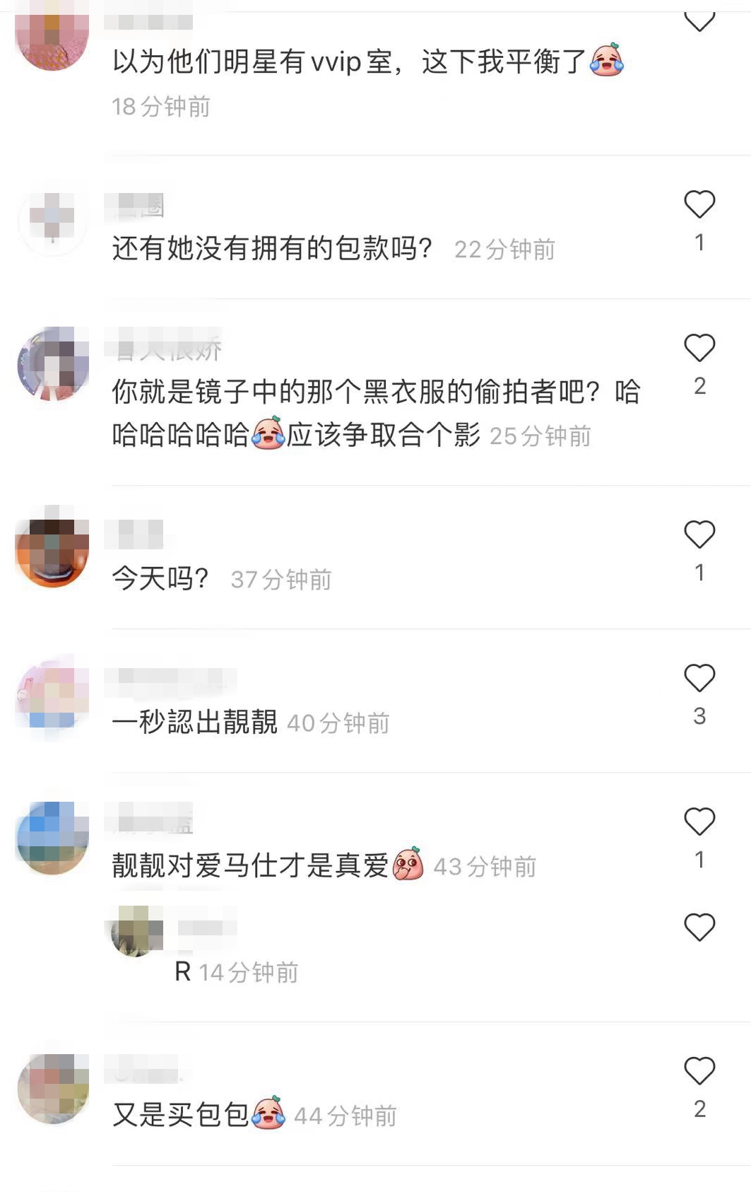 网友偶遇袁咏仪买名牌包，张智霖在旁等候，随时准备掏15万元买单