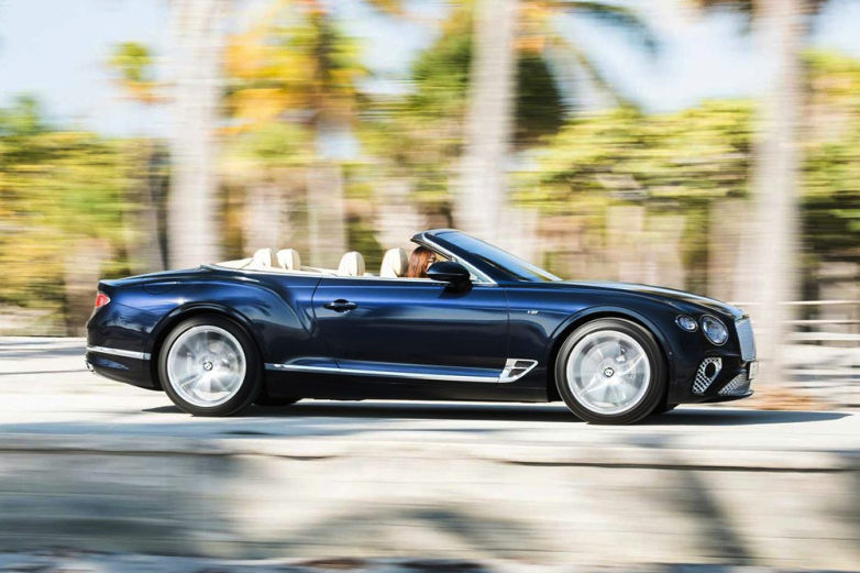 在底盘驱动方面,欧陆gt都是采用全时四驱设计,以及前双叉臂独立悬架和