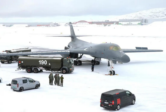 美国B-1B轰炸机首降北极圈！在雪地中“滑行”，场面十分震撼