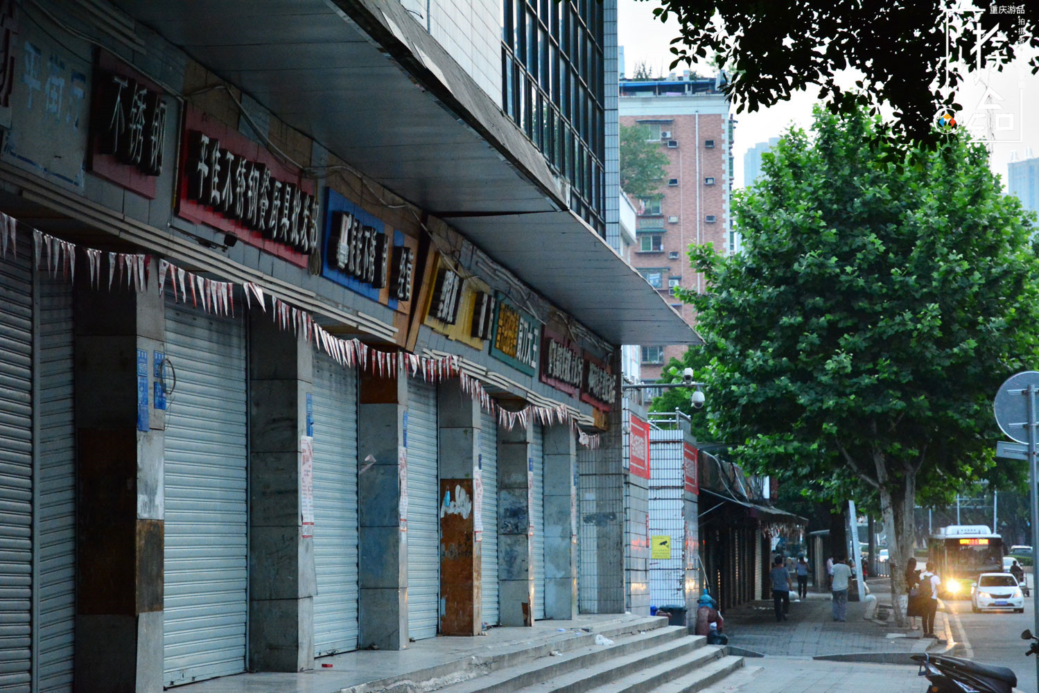 重庆渝中的”城中村“：龙蛇混杂的菜园坝，摩的和算命人纠缠不清