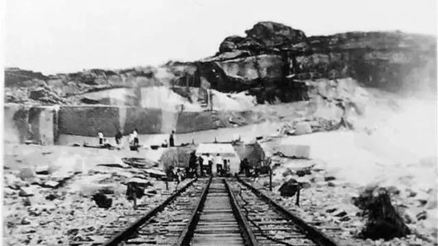 百吨人民英雄纪念碑过往：60多年前仅凭人力，艰