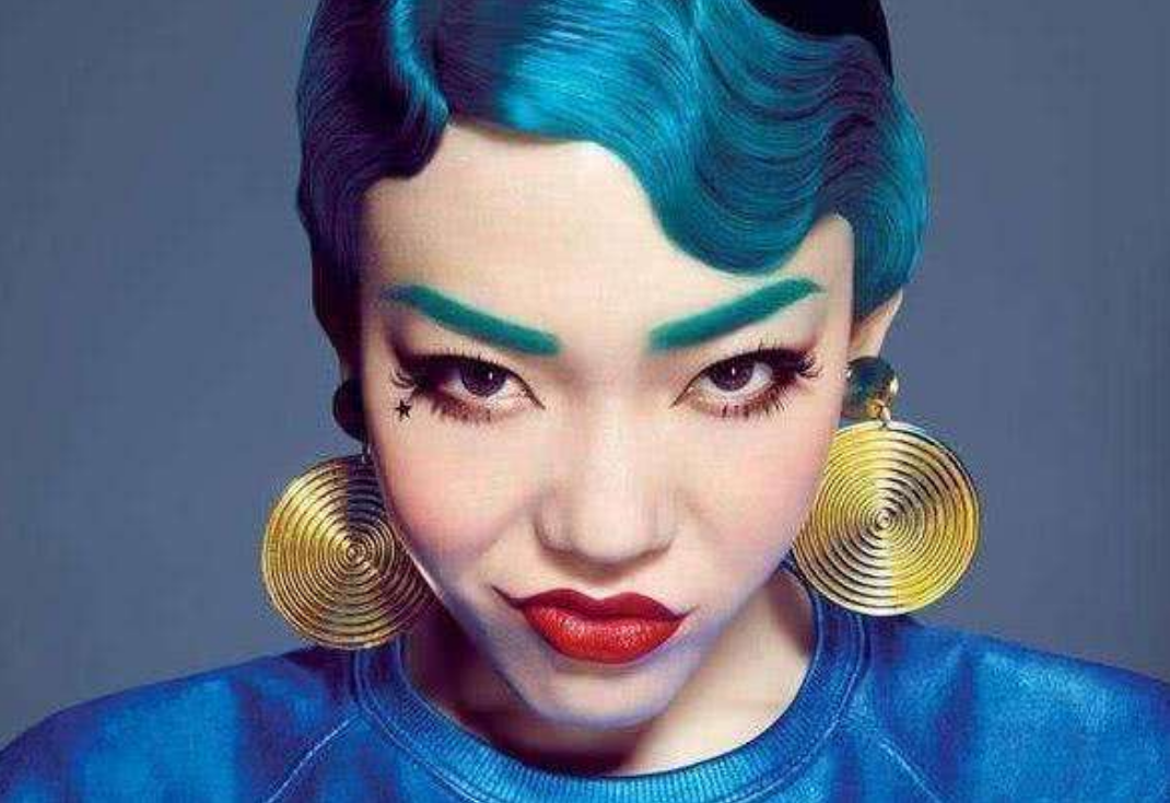 从纽约时代广场的顶流，沦落到小县城卖唱，吴