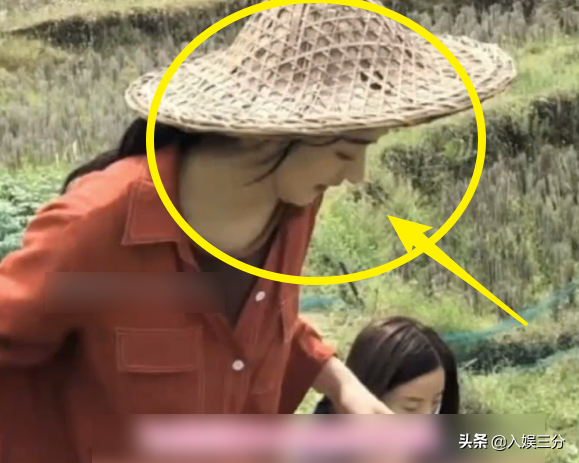 赵丽颖干农活路透曝光，看清她脚下的鞋子，有