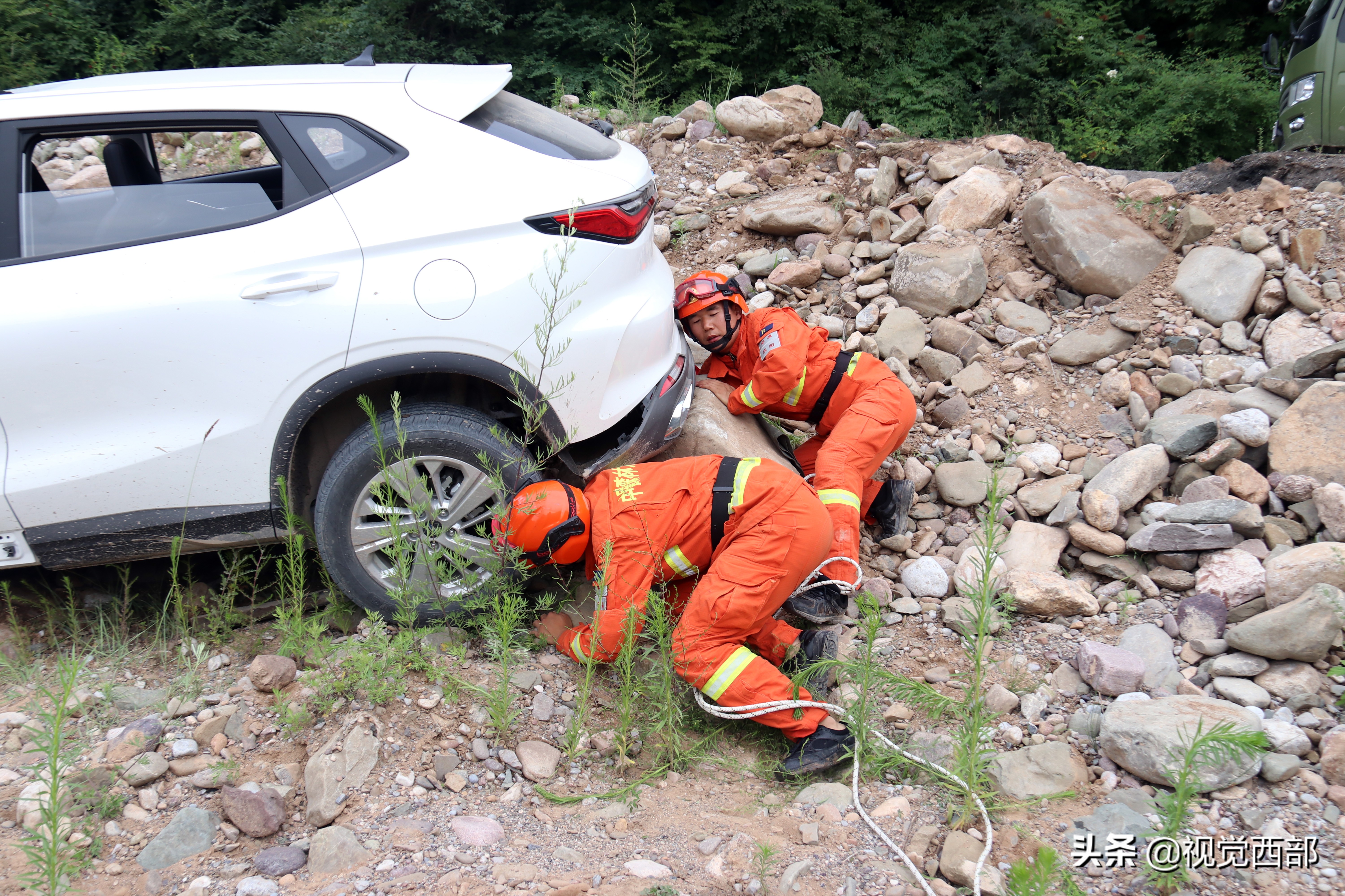 甘肃平凉：村民私家车深陷河沟，森林消防紧急救援