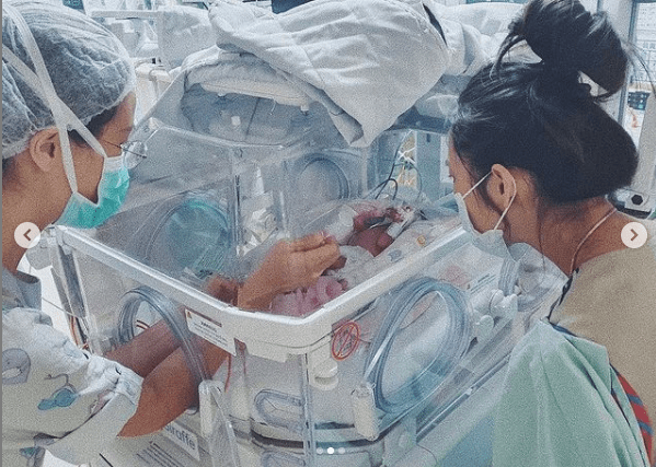 余文乐罕晒与女儿合照，28周早产妹妹长势喜人，全身肉嘟嘟萌翻