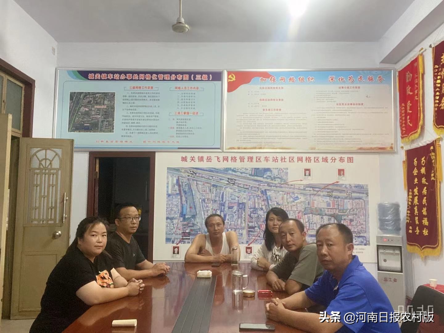 汤阴县城关镇全体班子成员及机关男同志近百人紧急集合，组成应急抢险队，全力以赴应对强降雨