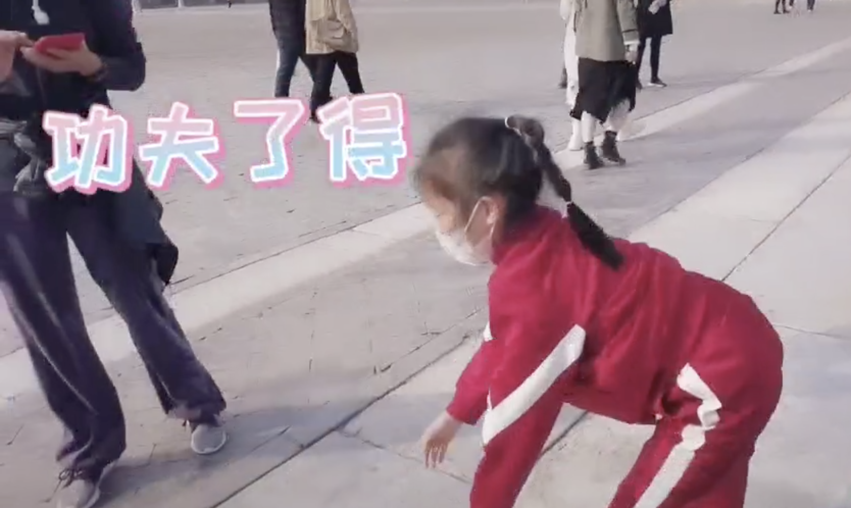 李小璐帶女兒遊故宮，甜馨輕鬆翻跟頭，被媽媽背在背上互動溫馨