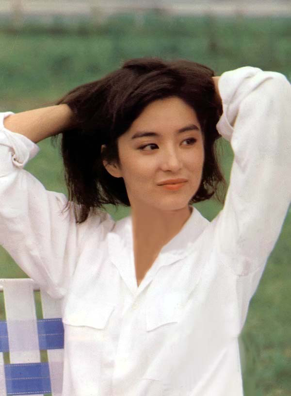 过时单品反成为时髦标签？上世纪的复古港风，如今竟让女星都沦陷