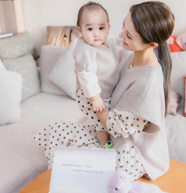 鄭嘉穎幼子正面曝光，帥氣得驚艷，沒有遺傳媽媽跟舅舅的印度長相