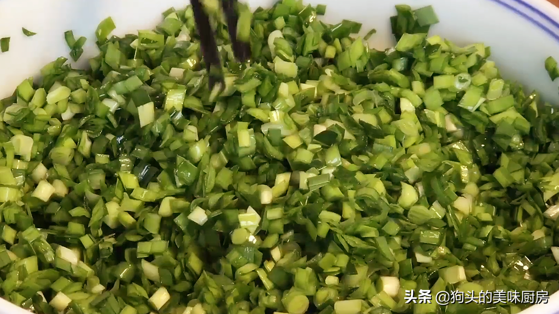 韭菜加豆腐，我家隔三天吃一次，外酥里嫩，飯店都吃不到，太香了