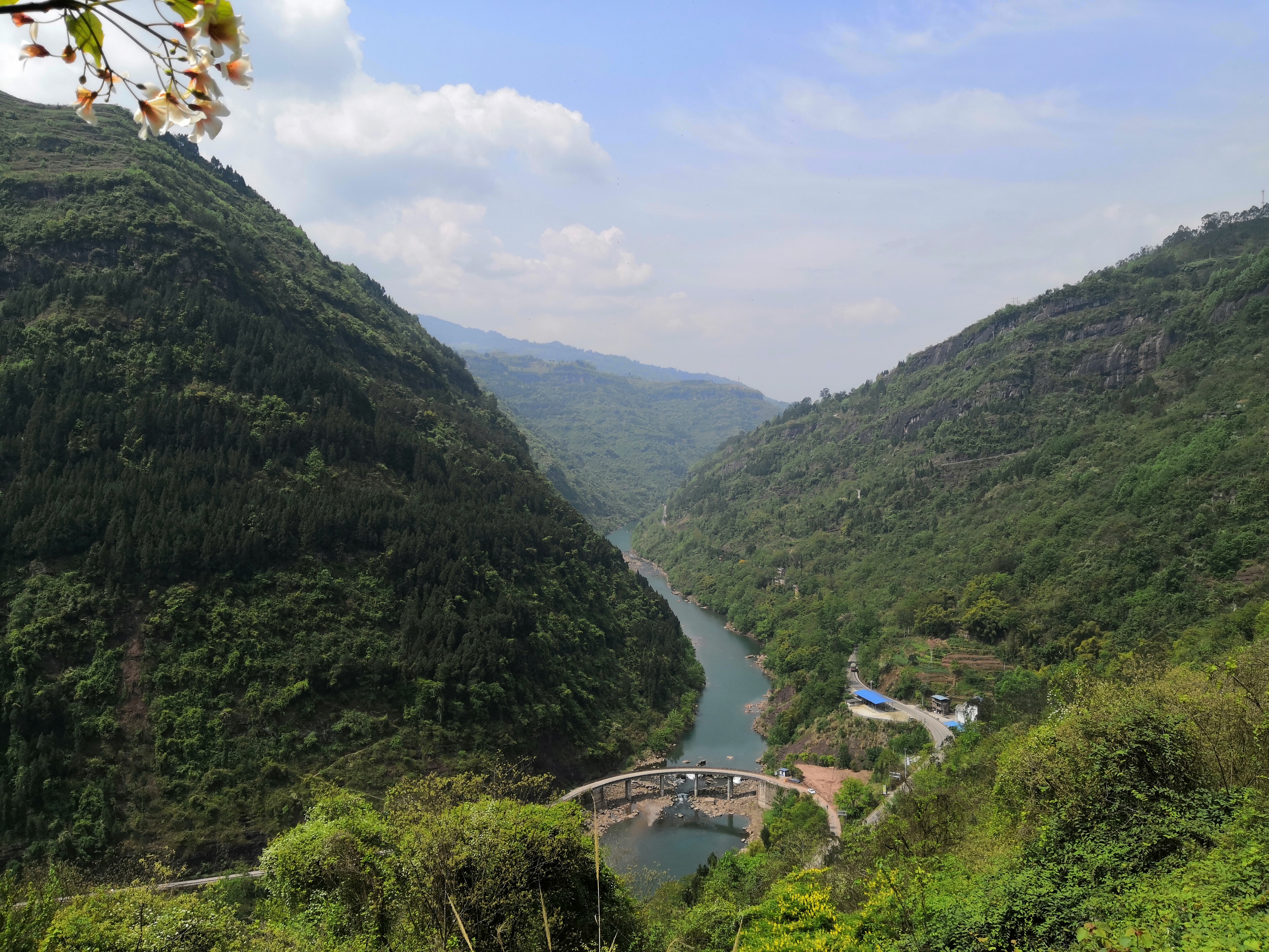 奉节县石岗乡一个山清水秀人杰地灵的地方，春天景色正美