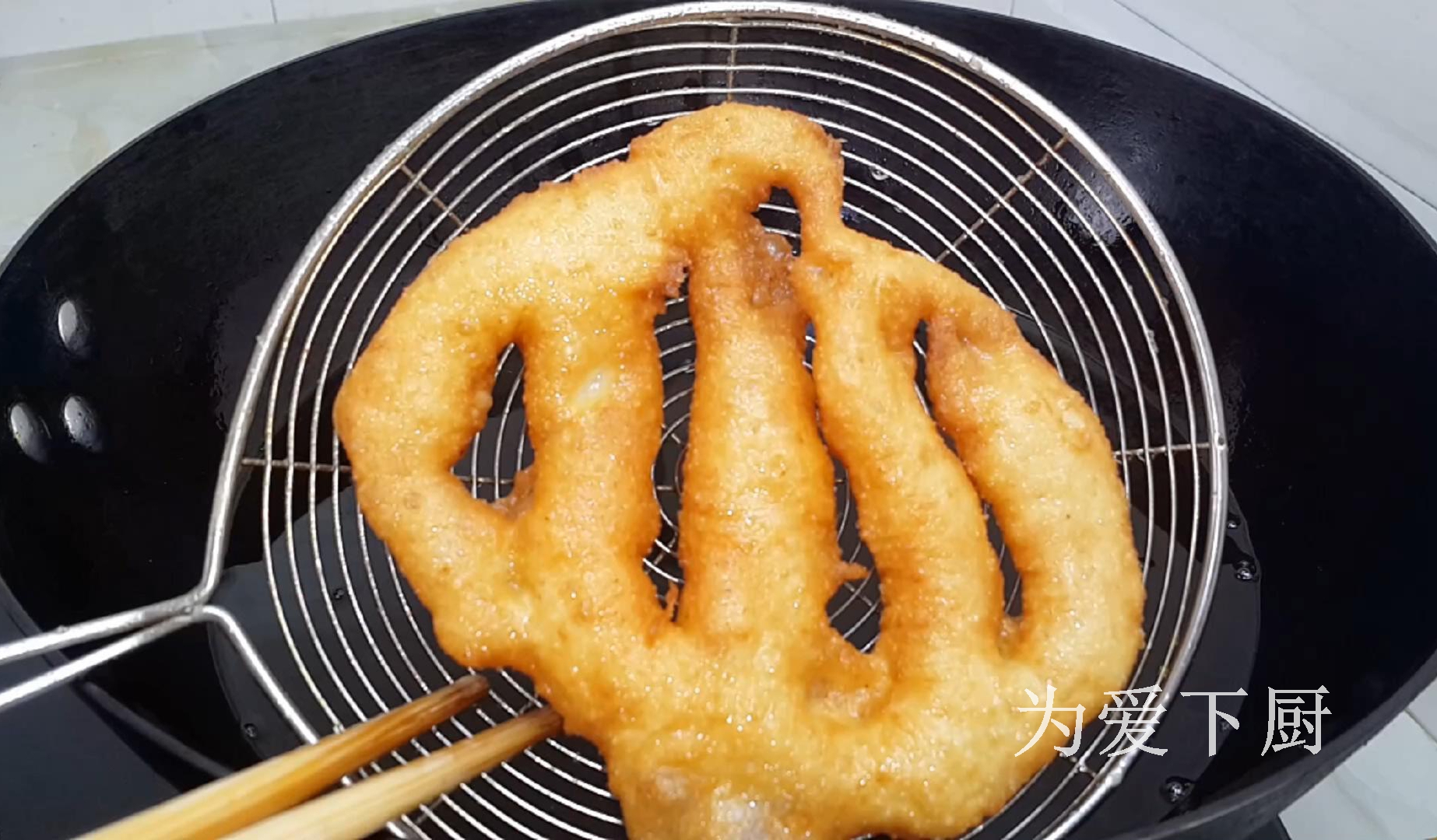 It’s easy to do this for fritters. Put it in the refrigerator. It’s simple and delicious.
