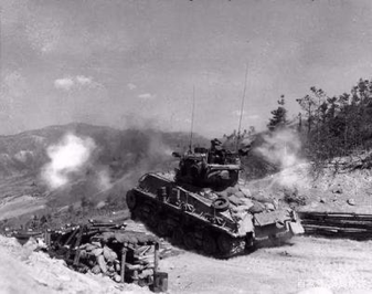 志愿军趁夜色穿插，摸到北极熊团指挥所，美军