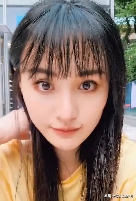 郑爽张开腿坐路边自拍，网友直呼其疯疯癫癫，