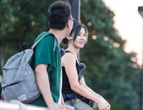 那个甘愿做“搬运工”坚持独立的女孩，后来却