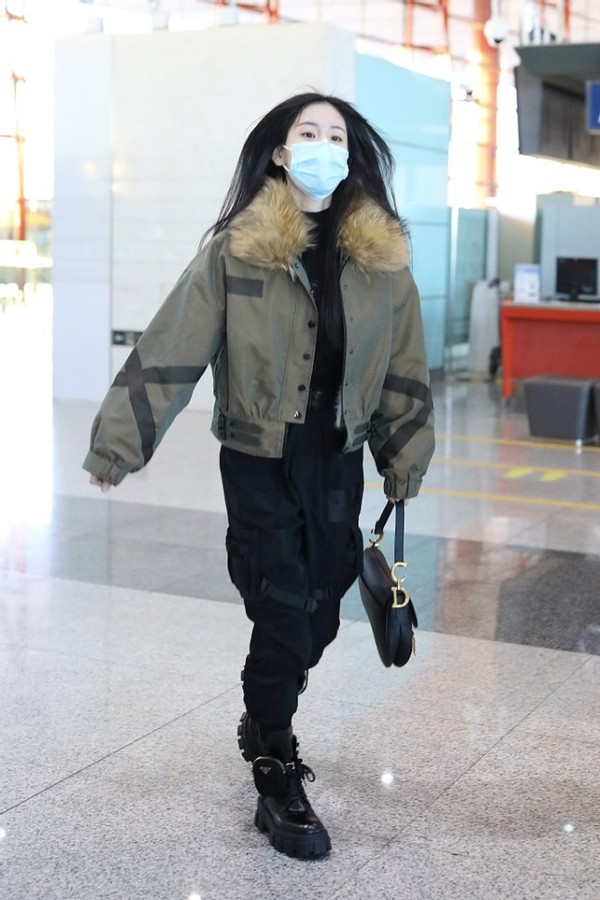张碧晨一身飞行夹克更英气，当妈之后仍然自立