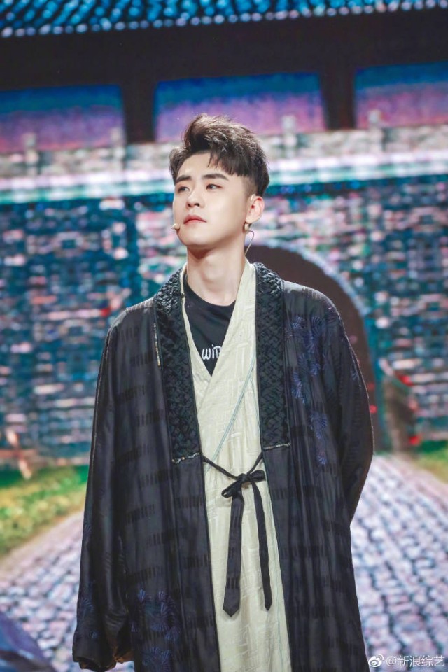 毫不客气的说,张云雷前些年可是德云社的颜值担当2,张云雷不知道他