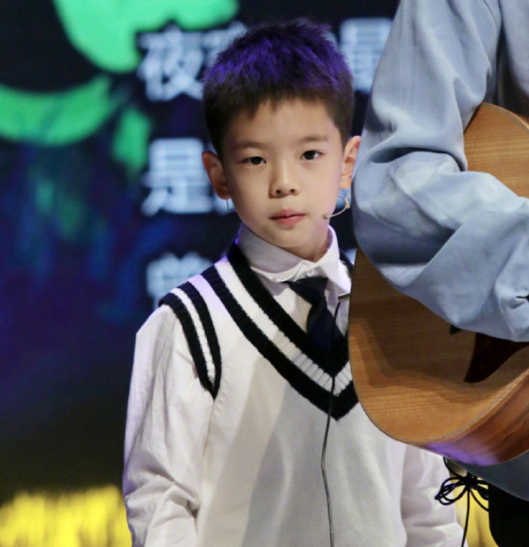 霍思燕支持兒子演出，原相機下的嗯哼成亮點，這長相帥到路人