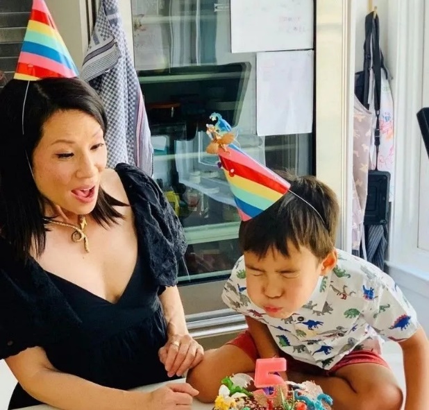 霹雳娇娃刘玉玲：与众不同的单亲妈妈，51岁陪儿子过5岁生日