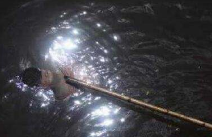 黄河边上的特殊职业，捞尸人为何从不捞直立的