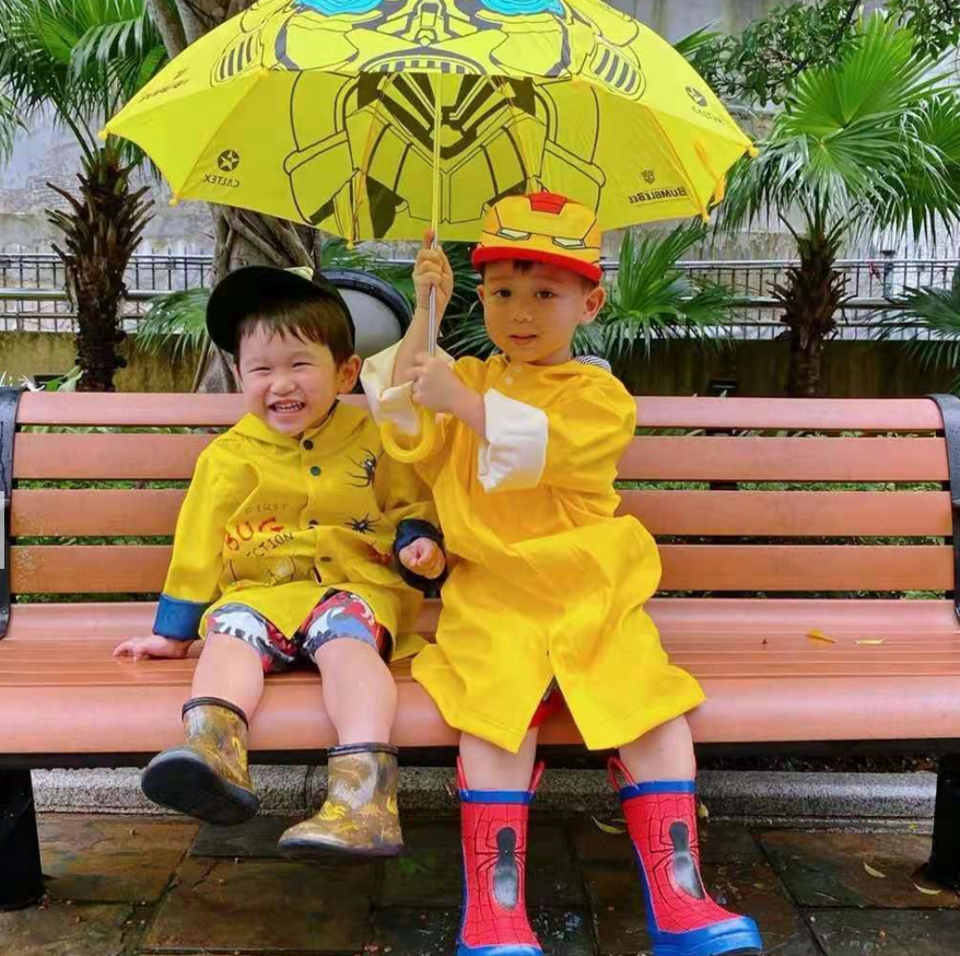 胡杏儿老公晒儿子近照，大儿子帮弟弟撑伞，小儿子眼睛笑成一条线