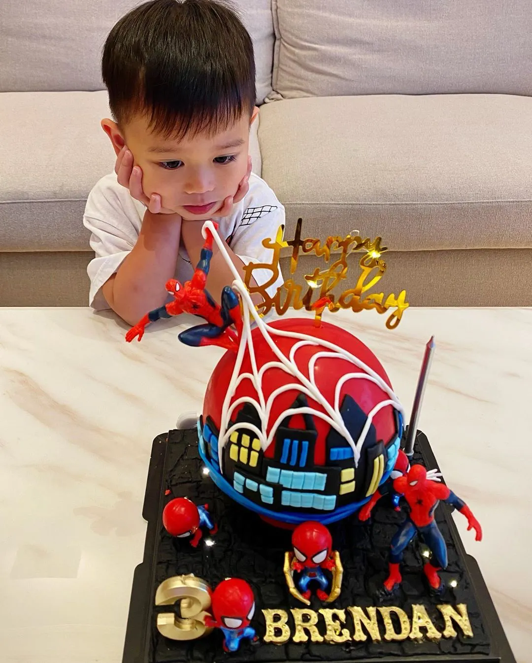 胡杏儿视频为大儿子庆生，一家三口开心同框，3岁奕霆懂事又可爱