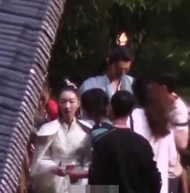 请不要再用“四海八荒第一美女”这种人设了好吗！周冬雨也翻车了