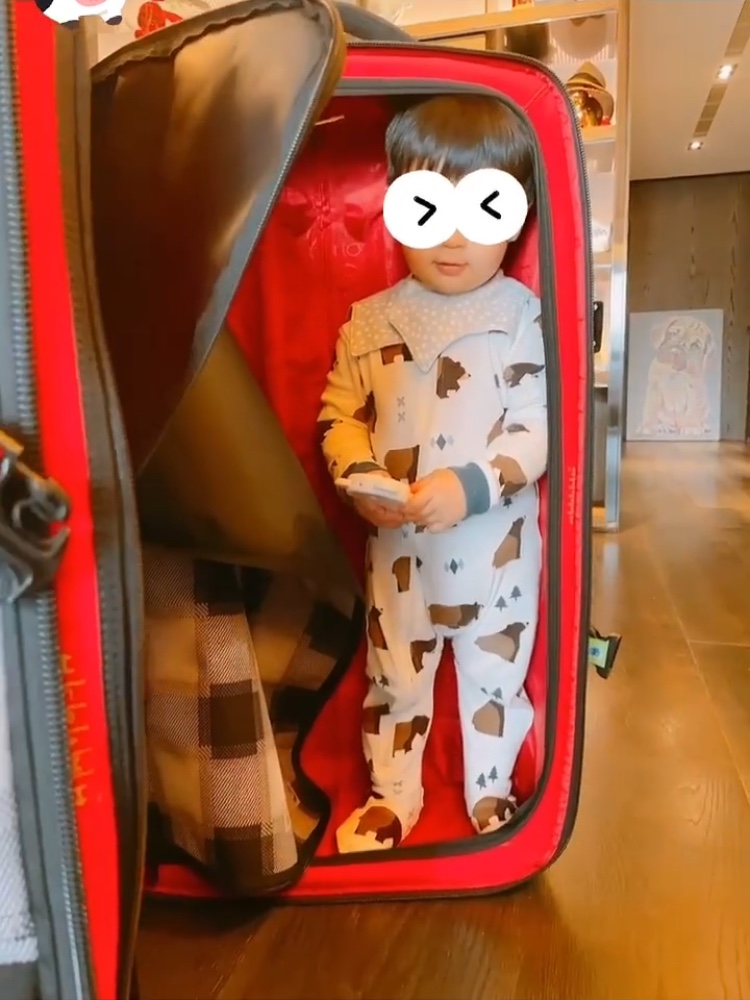 安以軒曬和兒子日常趣事，66躲行李箱幫“省機票”，簡直太可愛