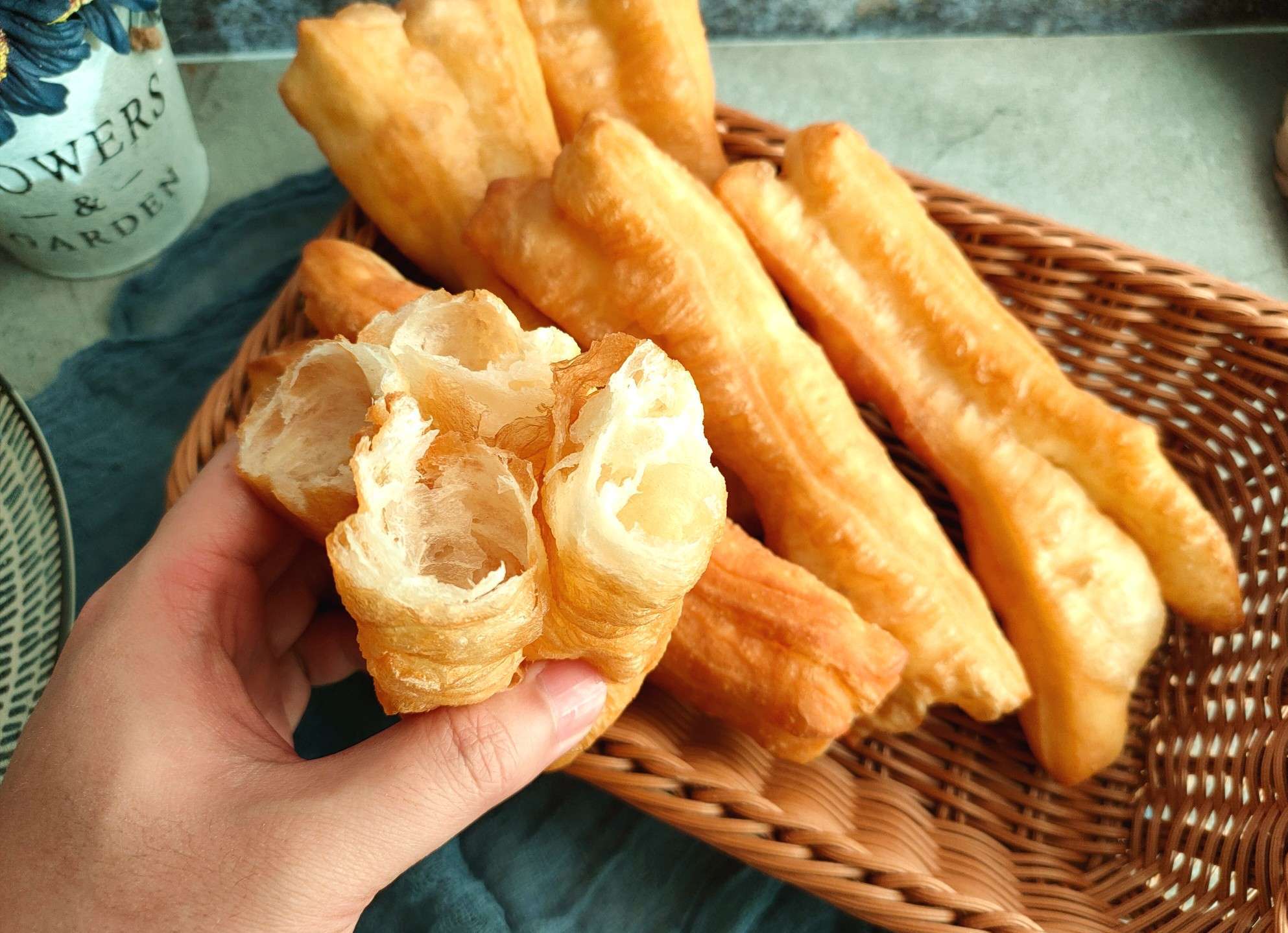 炸油條想要蓬鬆酥脆，有人加雞蛋、有人加酵母粉，其實都不正確