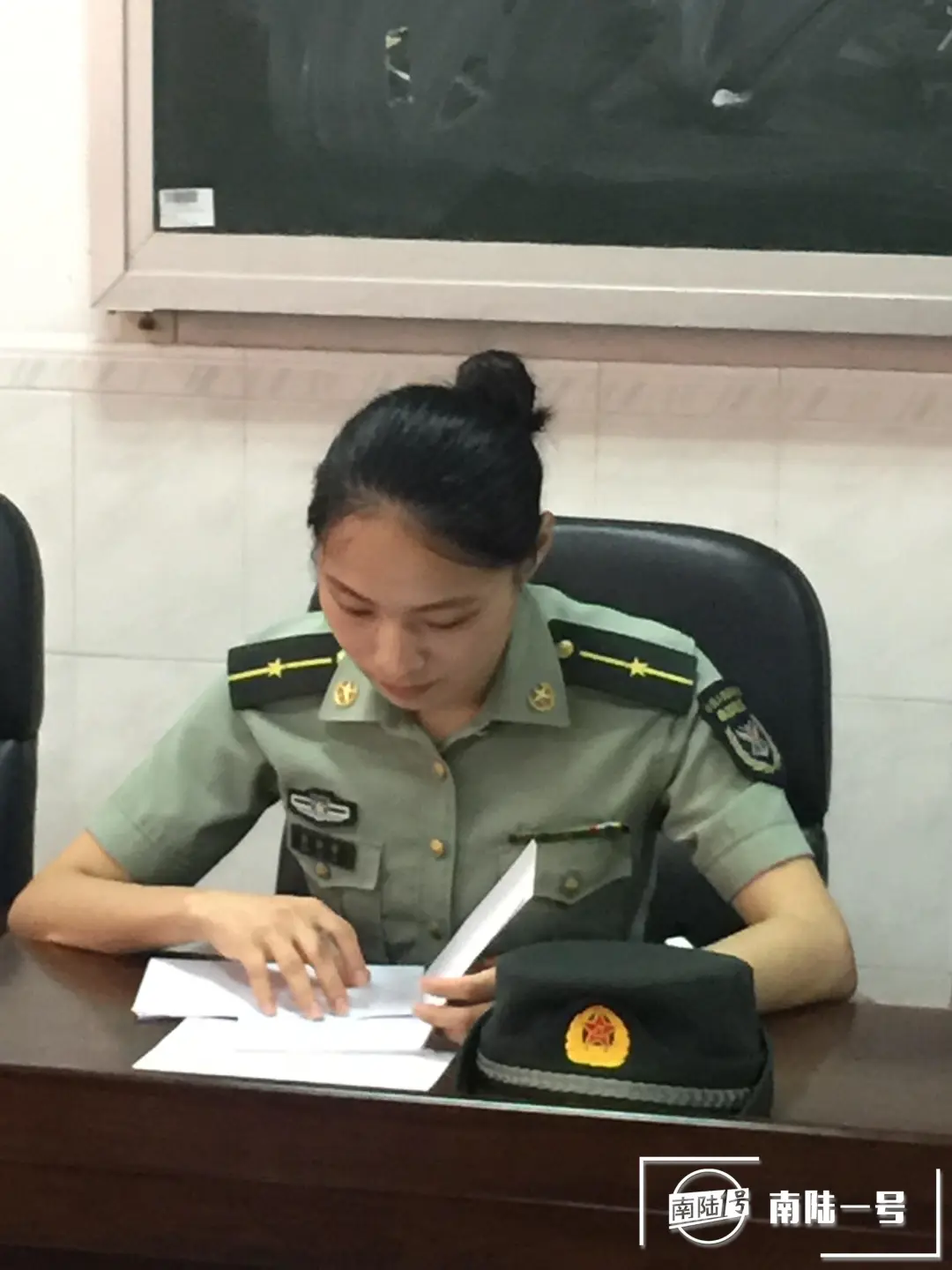 这事儿麻烦了，指导员娶了代理指导员，官儿一样大究竟听谁的？