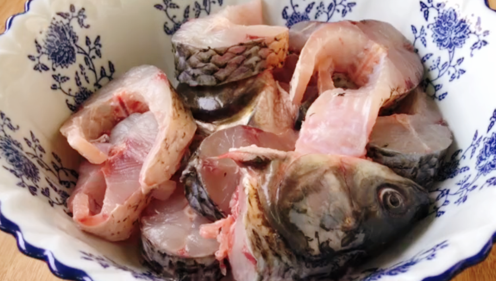 电饭锅焗草鱼，这做法第一次见，不油炸不煎，鱼肉鲜嫩入味，解馋