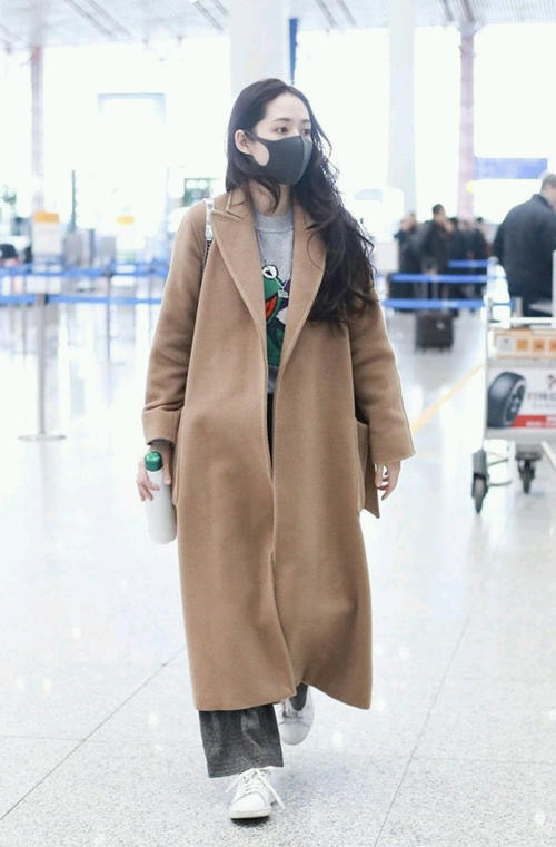 郭碧婷学习向太穿搭，女儿百日宴上穿20万连衣裙