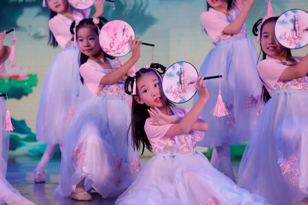 美轮美奂!可爱的小精灵们舞蹈比赛堪比演出现场,快来看看吧