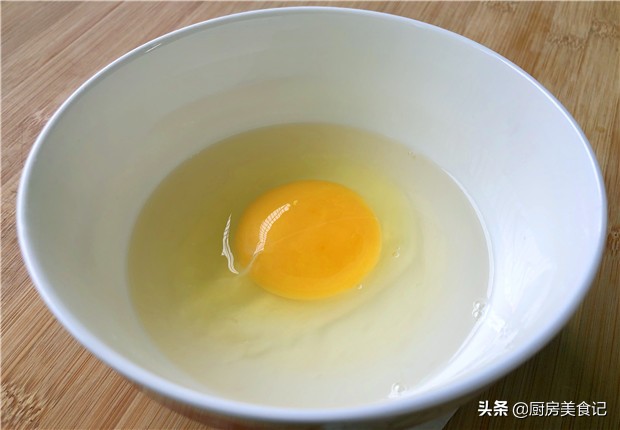 Boil the poached eggs, add 2 more steps after the water is boiled, the non-stick pan has no fishy smell, the eggs are tender and intact and do not bloom