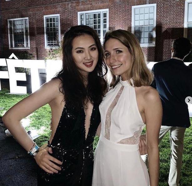 赌王小女儿和任正非小女儿，浓妆艳抹夜店蹦迪，名媛聚会真劲爆