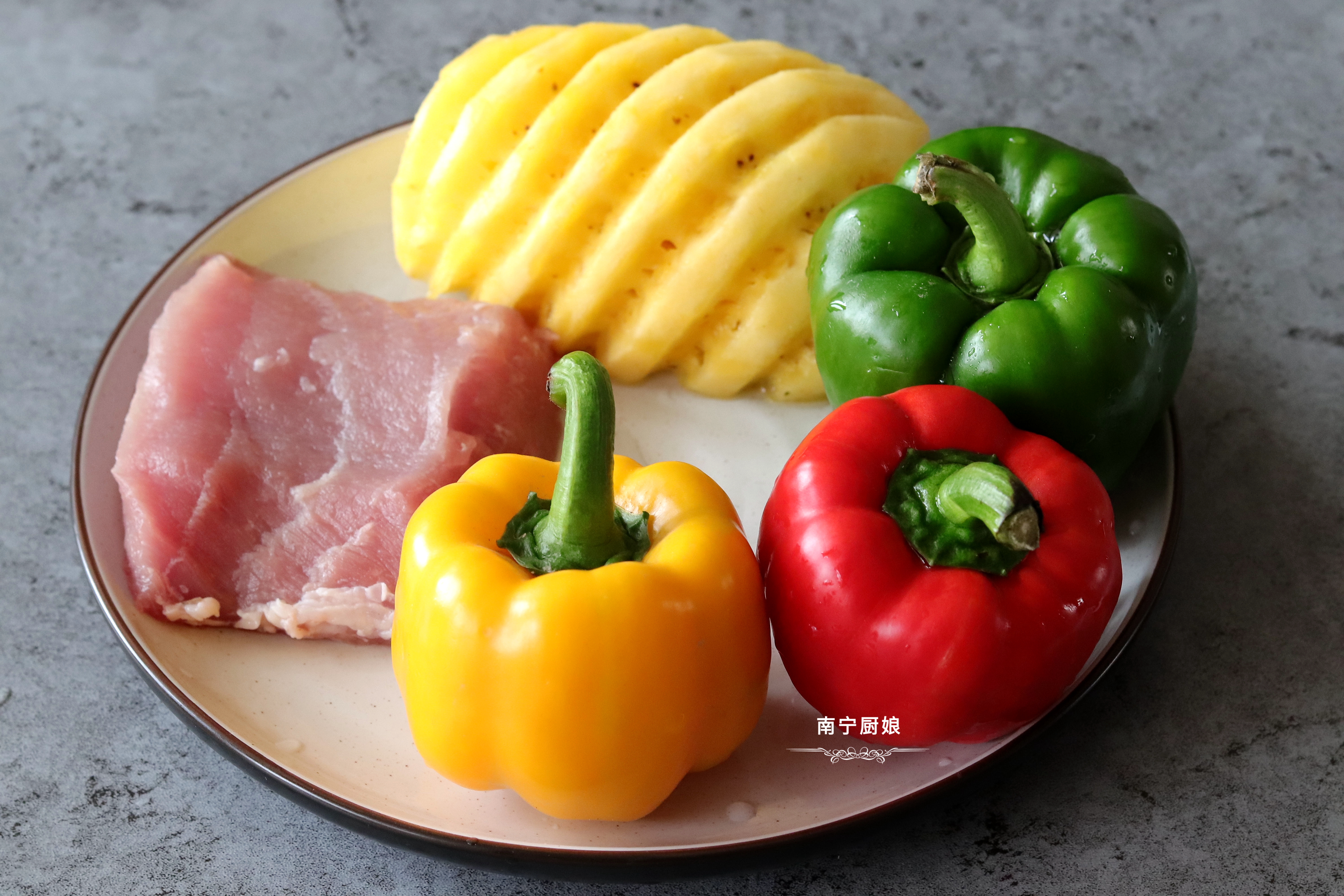 菠蘿咕嚕肉的詳細做法，牢記3個製作竅門，在家輕鬆做出飯店味道