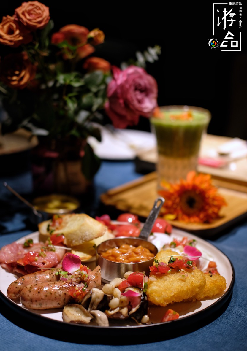 重庆鎏嘉码头的高级餐厅，羊排用老干妈调味，钱都花在环境上