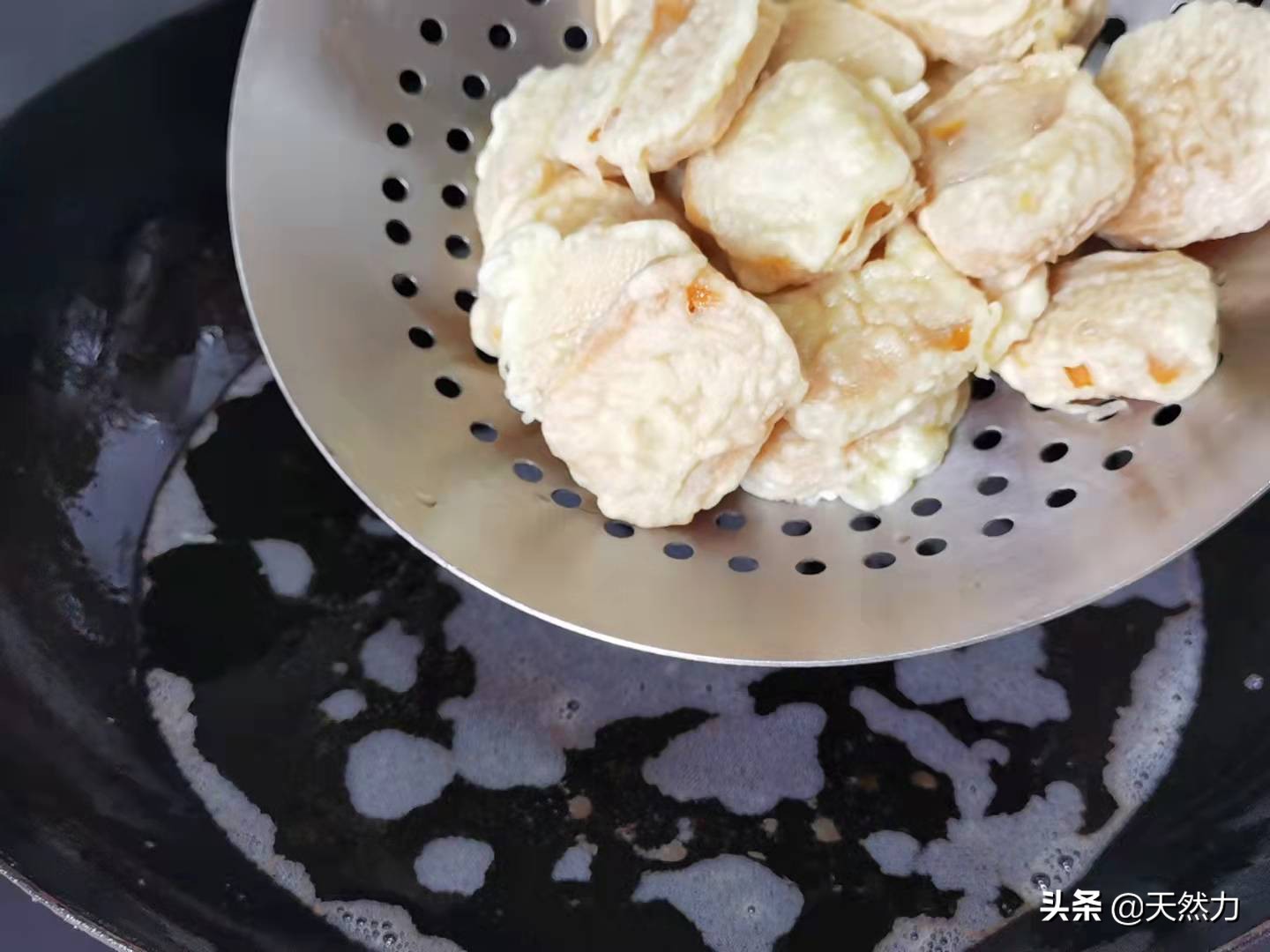 在家也能轻松做出广东名菜蛋黄焗南瓜，详细经验干货做法，收藏了