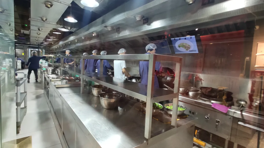 3.15知名餐企被曝厨房脏乱差,食客是否有权随时进后厨?-第3张图片-农百科 3.15知名餐企被曝厨房脏乱差,食客是否有权随时进后厨?-第3张图片-农百科