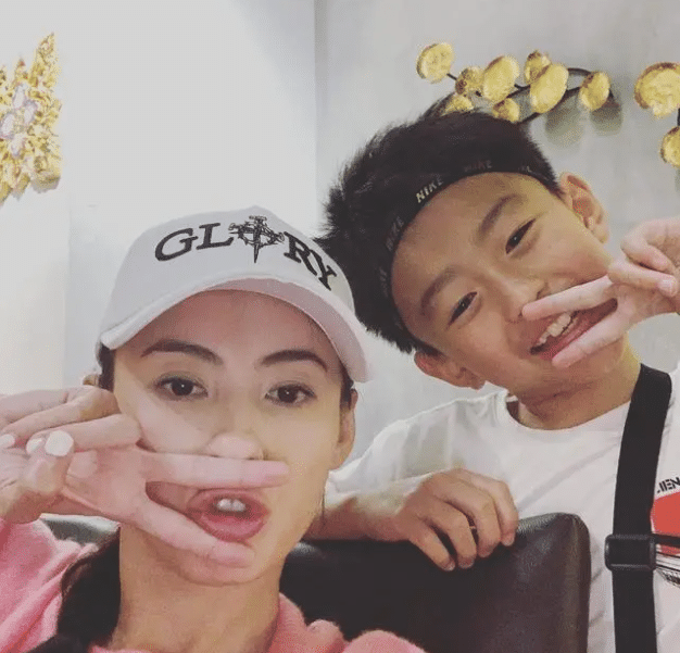 張柏芝帶兒子去遊樂園，大兒子捲髮帥氣，給小兒子扎辮子當女兒養