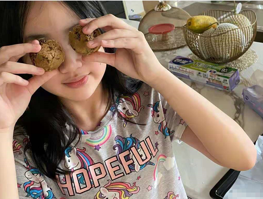 吴尊晒全家近况照！超大厨房里挂着7口锅，11岁女儿五官十分精致