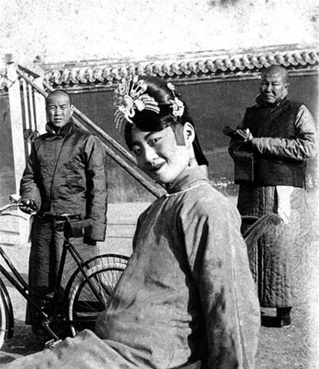 皇后婉容和侍卫生子，溥仪知道后给其400银元，