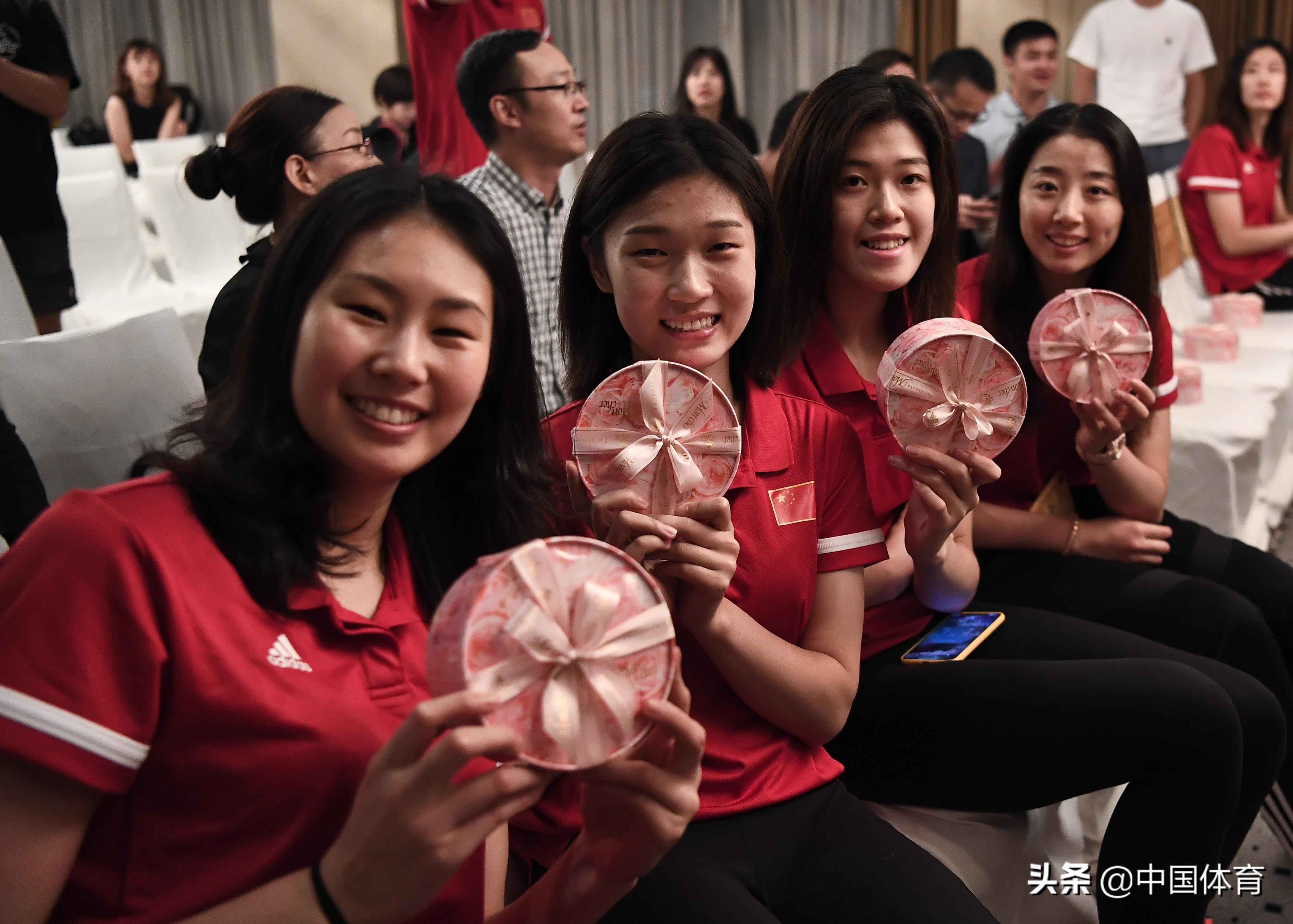 2019世界杯女排夺冠庆功宴(夺得2019女排世界杯冠军，中国女排举办庆功会)